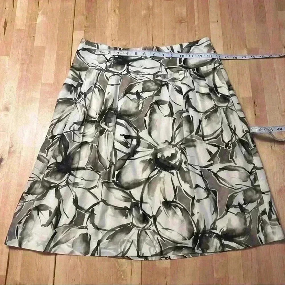 Banana Republic Brown & Cream Floral A-line Skirt - Picture 9 of 11